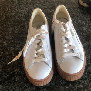 Women’s tennis shoes